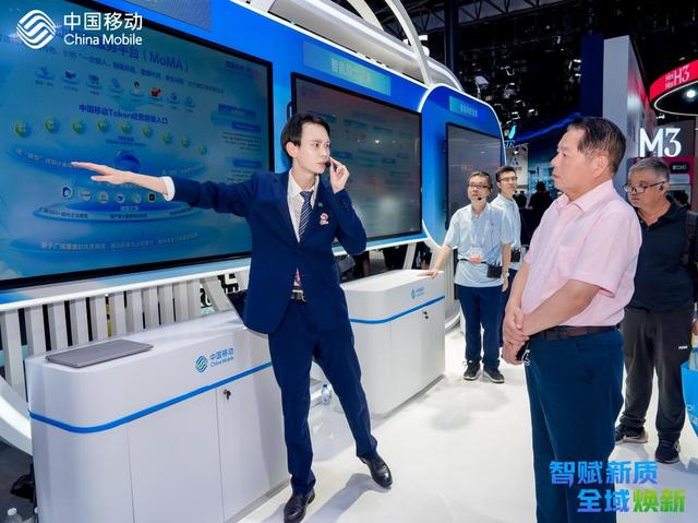 图注：中国移动“新动力量”宣讲员在现场生动介绍创新成果。