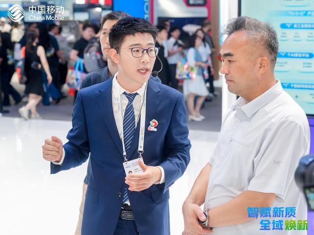 图注：中国移动“新动力量”宣讲员为客户讲解应用方案。