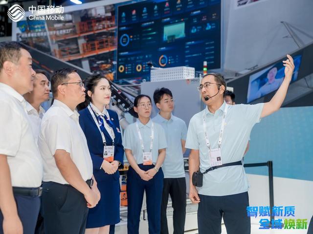 图注：中国移动“新动力量”宣讲员搭建起互动体检“桥梁”。