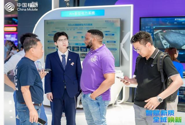 图注：中国移动“新动力量”宣讲员为国际友人解答疑问。